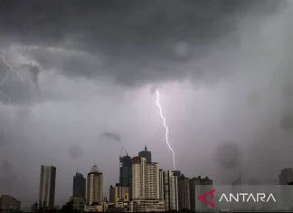 Hati-hati! Jakarta Diperkirakan Hujan Petir Sore Hari ini