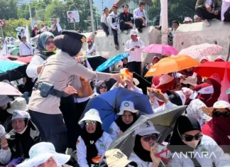Demo Guru Berlangsung Damai, Polisi Beri Air dan Roti untuk Peserta Aksi