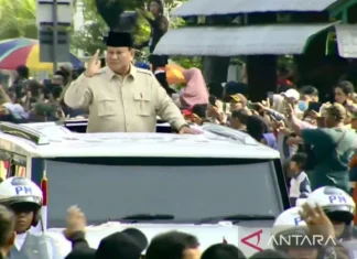 HUT TNI, Presiden Prabowo Sapa Warga yang Padati Jalanan di Monas