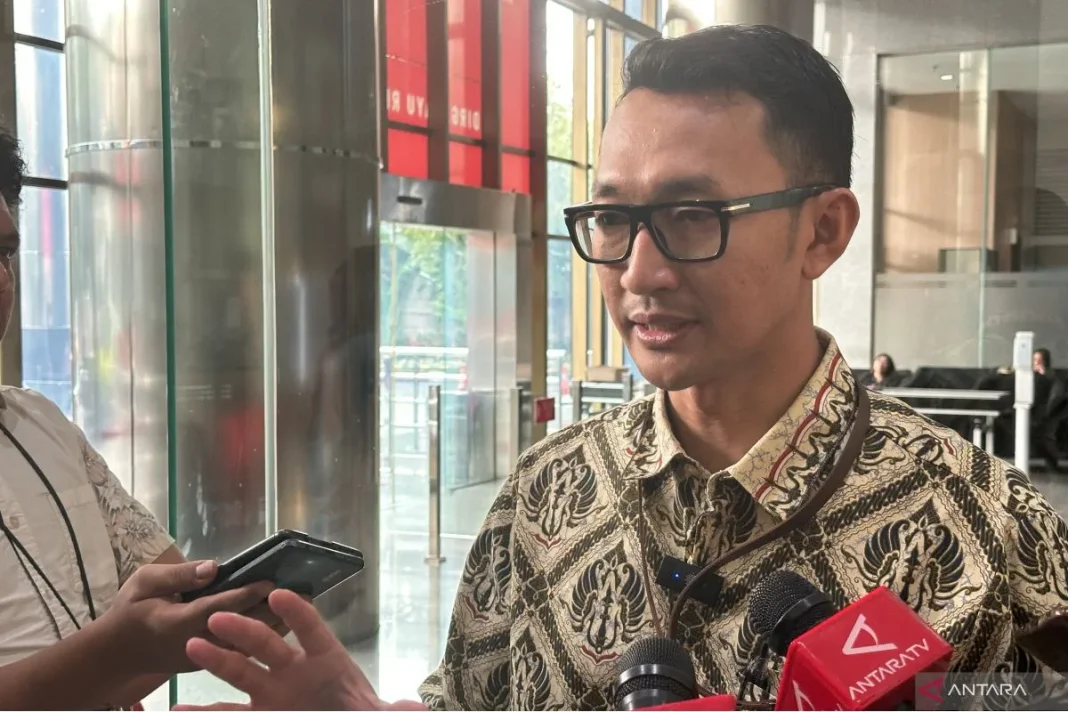 KPK dalami aliran uang kasus digitalisasi SPBU saat periksa tiga saksi