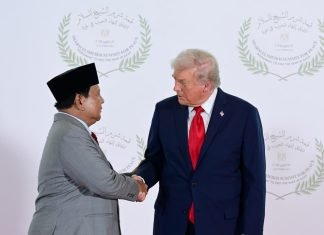 Momen Jabat Tangan dan Pujian Presiden Trump kepada Presiden Prabowo