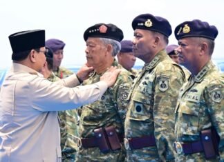 Presiden Prabowo Anugerahkan Pangkat Istimewa kepada 11 Purnawirawan TNI di KRI Radjiman