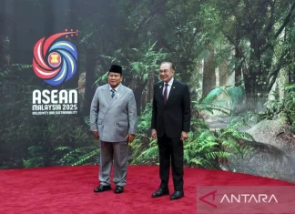 Presiden Prabowo Disambut Hangat PM Anwar Ibrahim di KTT ASEAN