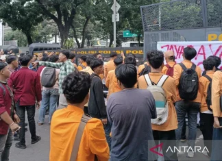 Puluhan Mahasiswa Unjuk Rasa di Jalan Medan Merdeka Selatan