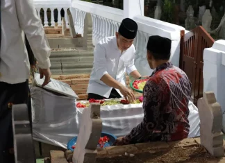 Wapres Gibran Berziarah ke Makam Ulama Besar K.H. Abbas Buntet
