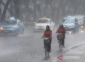 Bawa Payung, Waspada Hujan Ringan hingga Petir di Mayoritas Kota Besar