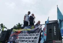 Dasco Ikut Orasi di Pabrik Michelin Minta Pekerjakan Kembali Karyawan