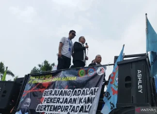 Dasco Ikut Orasi di Pabrik Michelin Minta Pekerjakan Kembali Karyawan