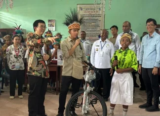 Gibran Berikan Sepeda Kepada Siswa Manokwari Pandai Berhitung ala “Gasing”
