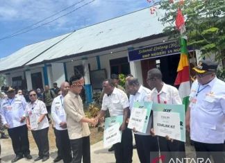 Gibran Serahkan Laptop, PC, Starlink untuk Empat Sekolah di Manokwari