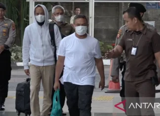 Gubernur Riau Abdul Wahid tiba di Gedung Merah Putih KPK