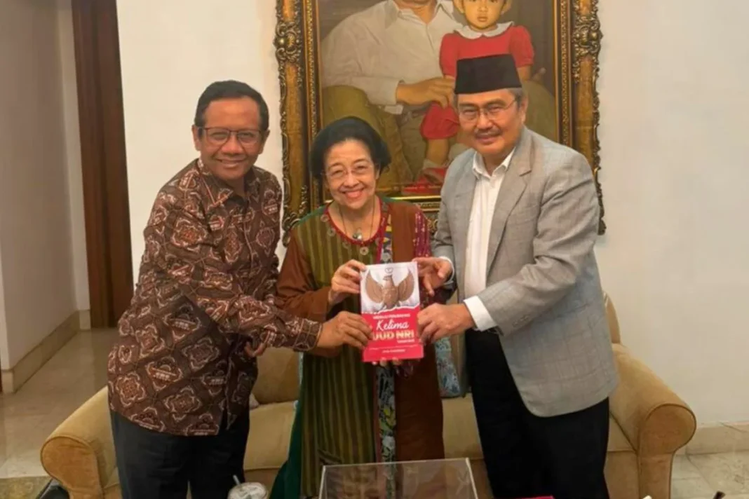 Jimly beri buku tulisan pribadi tentang amandemen UUD 1945 ke Megawati