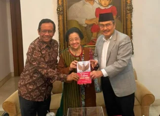 Jimly Beri Buku Tulisan Pribadi tentang Amandemen UUD 1945 ke Megawati