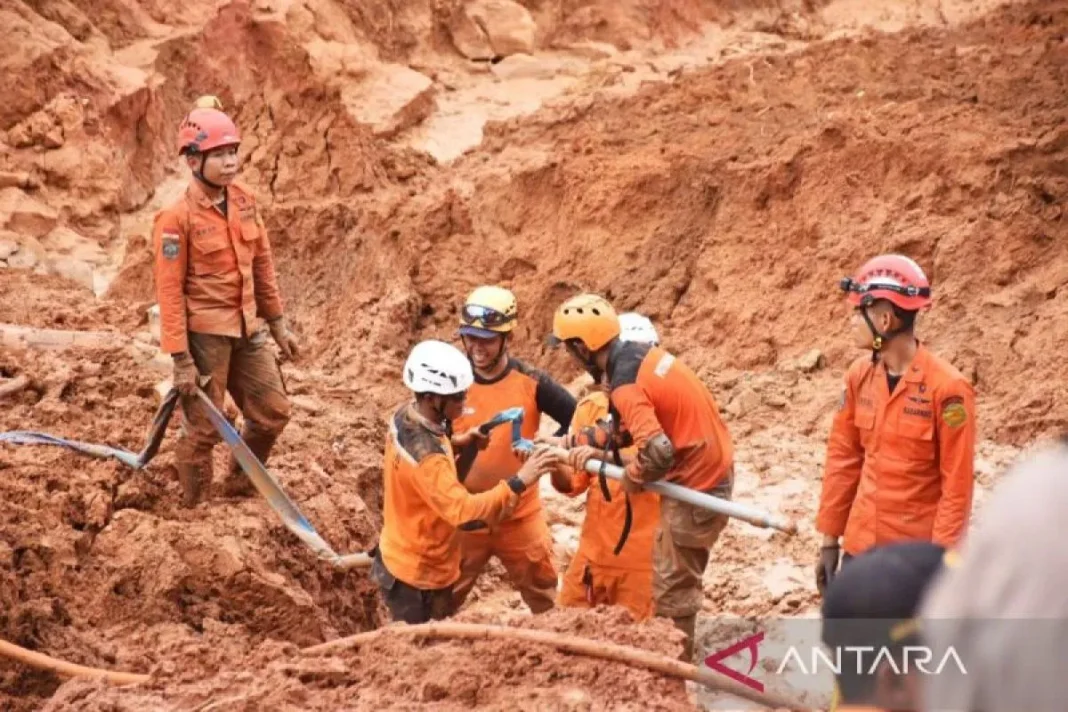 Jumlah korban meninggal akibat longsor Cilacap bertambah jadi 13