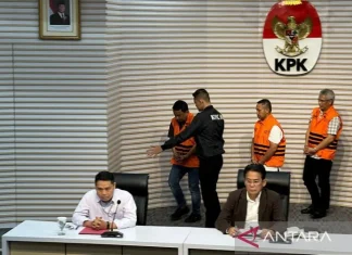 KPK Tahan Gubernur Riau dan Dua Tersangka lain hingga 23 November