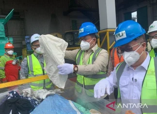 Kemendag Lakukan Pemusnahan 500 Balpres Pakaian Bekas Impor