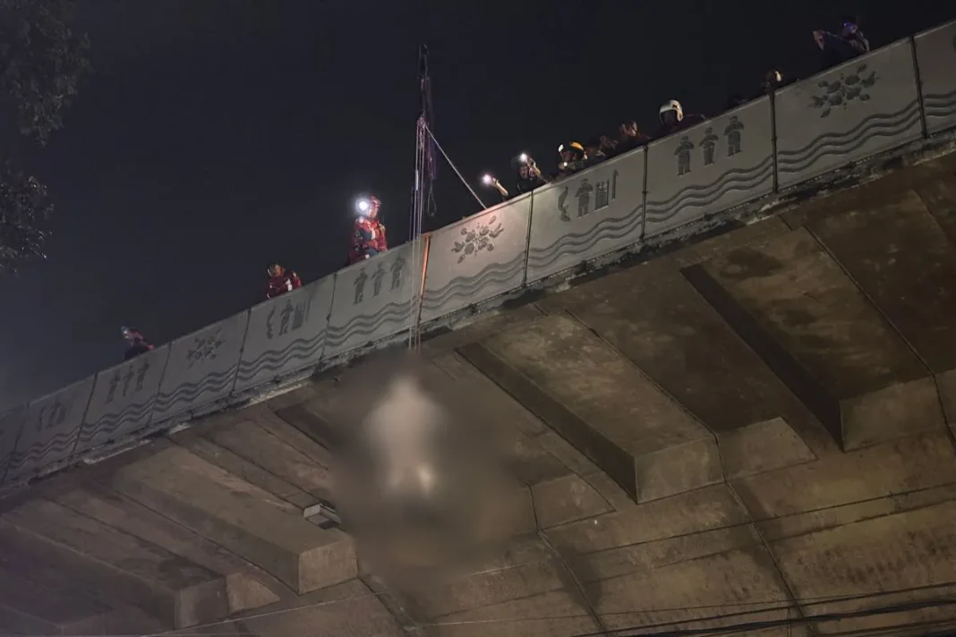 Petugas evakuasi pria gantung diri di flyover Pasupati Bandung