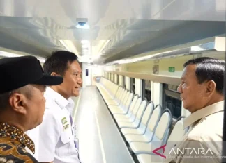 Prabowo Lihat Langsung Model Gerbong Khusus Petani-Pedagang di Stasiun Manggarai