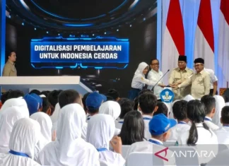 Tak kalah dari Mendikdasmen, Prabowo Bacakan Pantun soal Digitalisasi