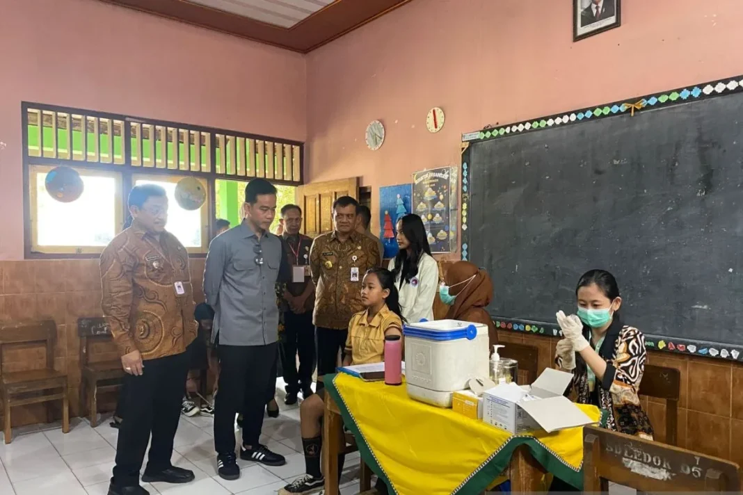 Tiba di Salatiga, Gibran tinjau CKG-imunisasi untuk siswa SD