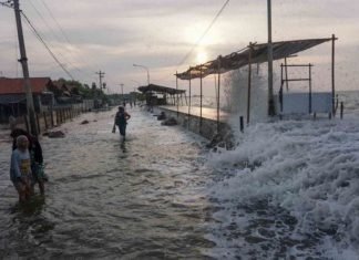 BMKG: Waspada Hujan Petir, Banjir Rob-Gelombang Laut 4 Meter pada Kamis