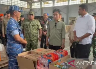 Didampingi Bobby, Gibran Cek Bantuan Pangan di Gudang Logistik Medan