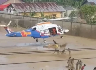 Menantang Bahaya! Polri Antar Logistik Menggunakan Helikopter ke Aceh Tamiang