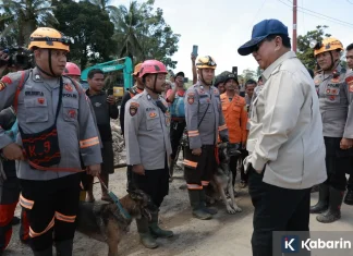 Prabowo Berhenti di Jalan, Beri Semangat Polisi yang Cari Korban Banjir di Sumut