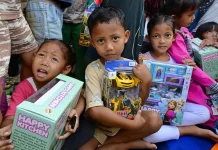 Prabowo Bagikan Mainan hingga Tinjau Posko Kesehatan di Aceh Tamiang