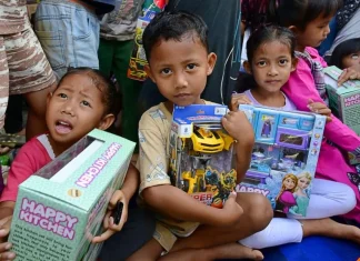 Prabowo Bagikan Mainan hingga Tinjau Posko Kesehatan di Aceh Tamiang