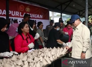 Prabowo Cek Dapur Umum di Tapteng, dengar Langsung Cerita Pengungsi