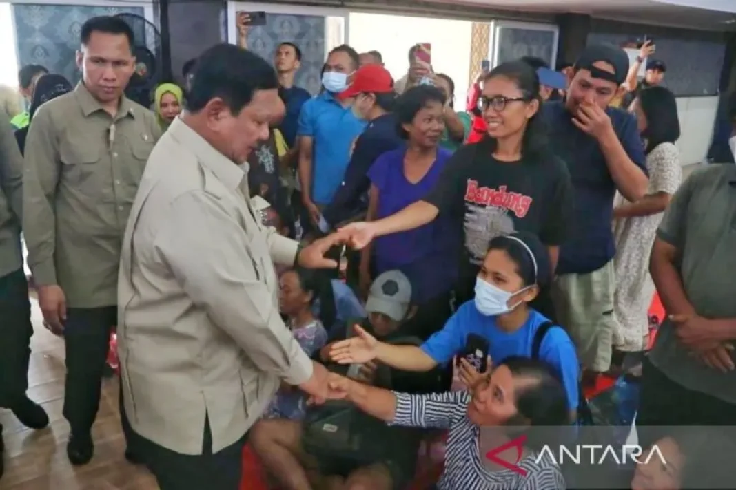 Prabowo disambut peluk haru warga saat tinjau lokasi bencana Tapteng