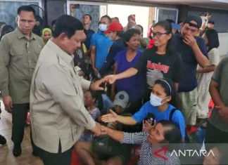 Prabowo Disambut Peluk Haru Warga saat Tinjau Lokasi Bencana Tapteng