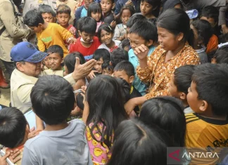 Prabowo Minta Anak-anak Korban Banjir Aceh Tabah dan Tetap Semangat