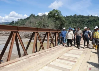 Prabowo Seberangi Jembatan Bailey yang Baru Rampung Dipasang di Garoga