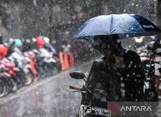 Rabu, BMKG: Waspada Hujan Ringan hingga Berpetir di Mayoritas Kota RI
