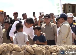Seskab Teddy Bagi Permen untuk Anak Anak Saat Dampingi Presiden Prabowo di Sumut
