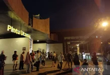 Warga Berdatangan ke TMII untuk Sambut Malam Pergantian Tahun