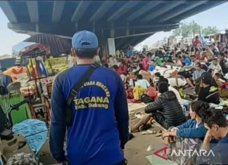 Banjir Rendam Rumah, Warga Pantura Subang Mengungsi di Kolong Jembatan