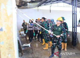 Gubernur AAU dan Siswanya Bersihkan Sekolah di Aceh Tamiang