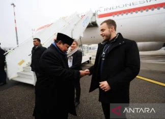 Momen Prabowo Berikan Koin Kepresidenan ke Pengawal usai Agenda WEF