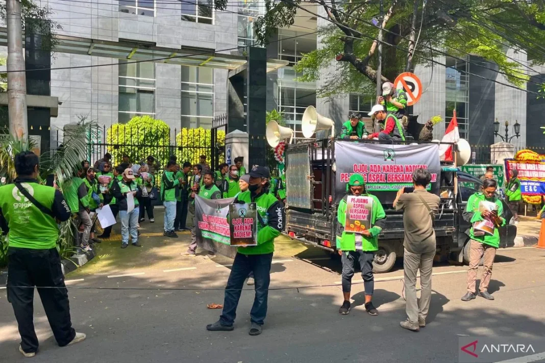 Pengemudi ojol gelar aksi saat sidang perdana kasus Nadiem Makarim