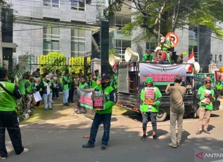 Sejumlah Pengemudi Ojol Gelar Aksi saat Sidang Perdana Kasus Nadiem Makarim, Teriakkan Kebebasan Nadiem