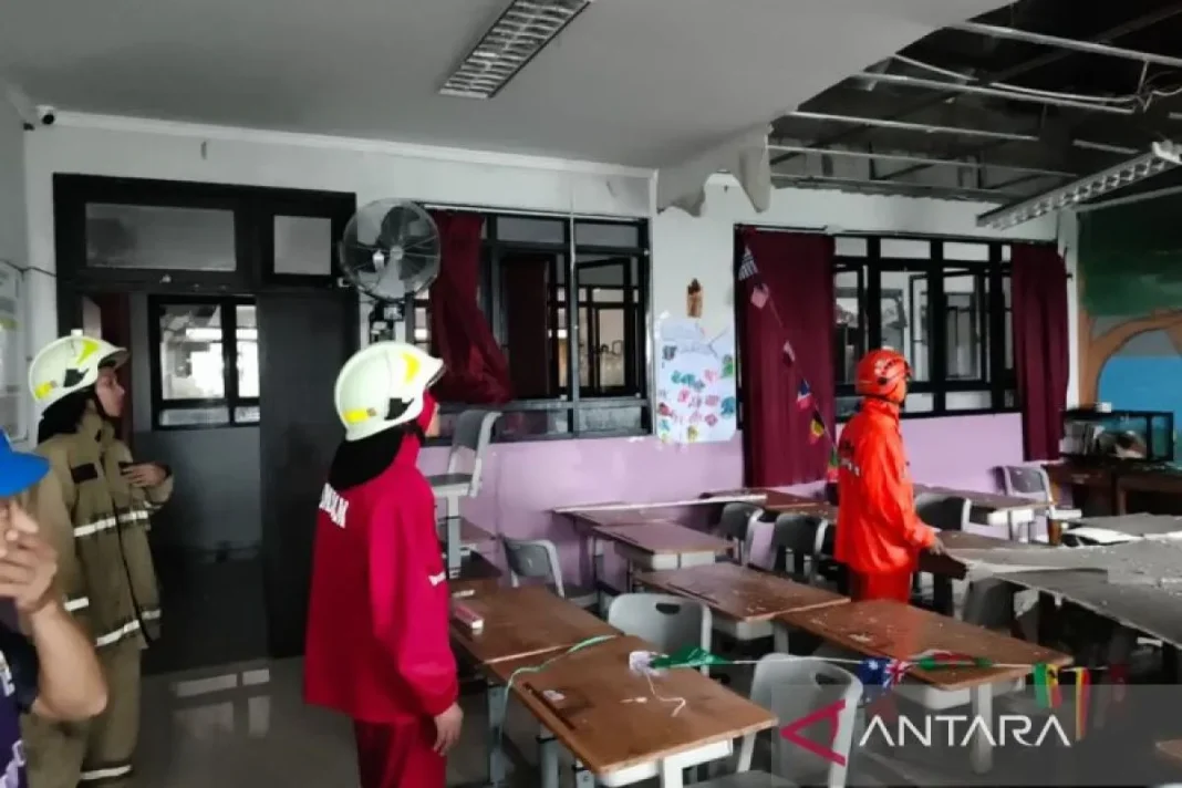 Plafon bangunan SD di Jakut roboh saat siswa menikmati MBG