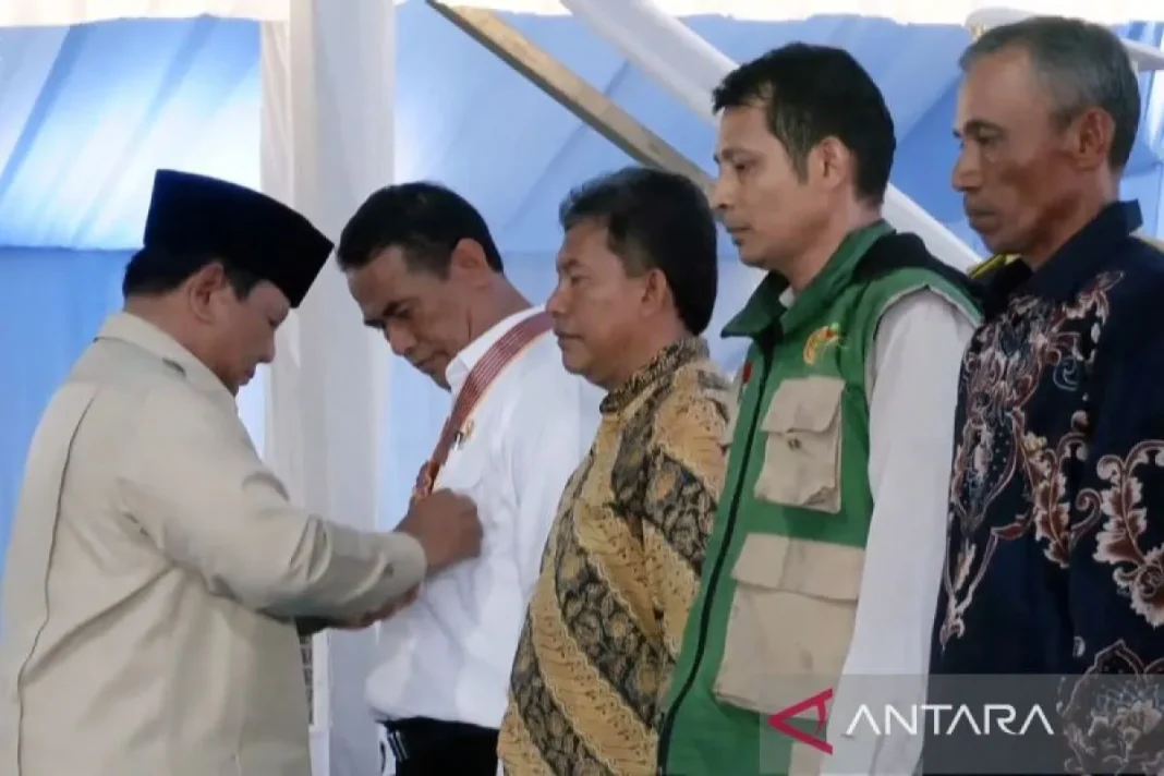 Prabowo anugerahi bintang jasa kepada Amran hingga petani di Karawang