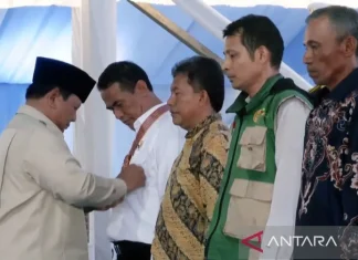 Prabowo Anugerahi Bintang Jasa kepada Amran hingga Petani di Karawang