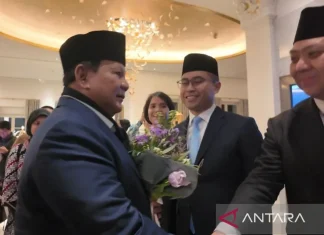 Prabowo Disambut Diaspora saat Tiba di Hotel Tempat Menginap di Swiss