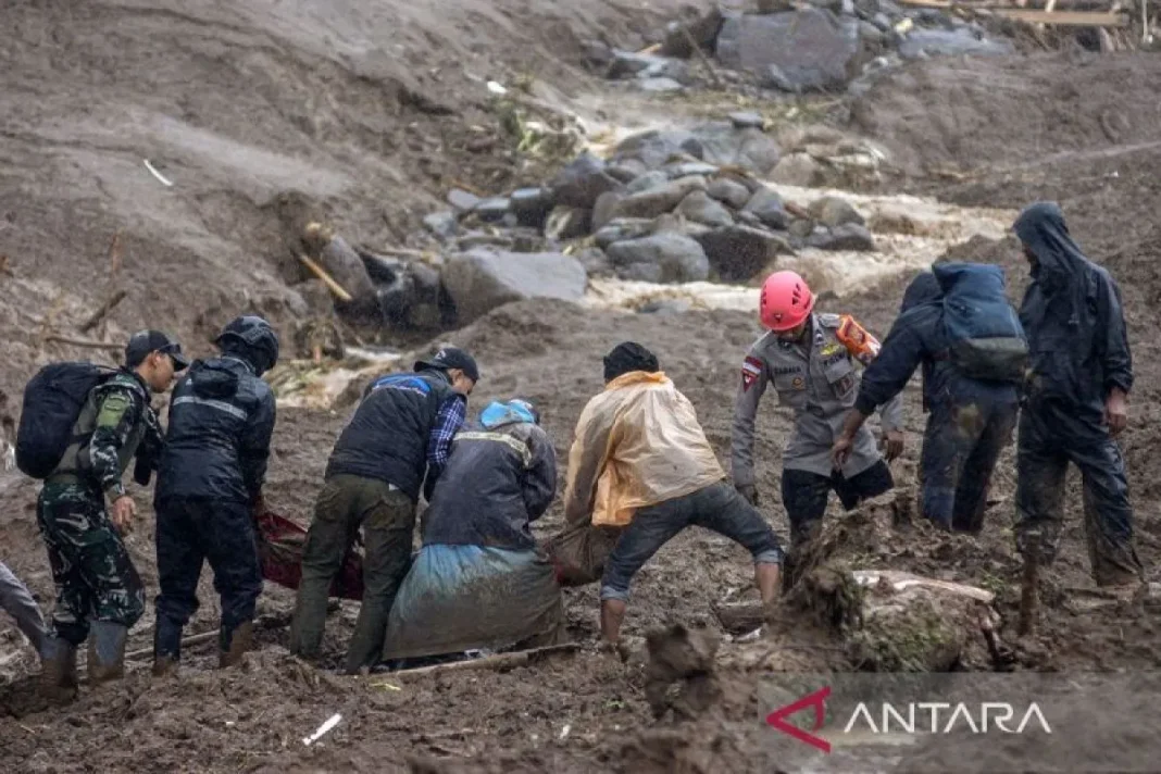 Prajurit hingga anjing pelacak dikerahkan cari personel TNI AL korban longsor