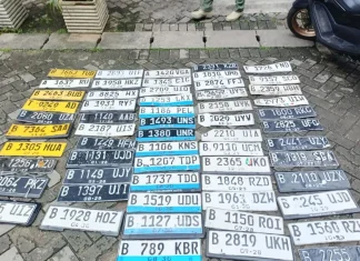 Viral! Plat Nomor Mobil Jatuh saat Melintasi Jalan Banjir, Dicari-cari sudah di Tangan Tambal Ban, saat Diminta Malah Dipalak Rp50.00