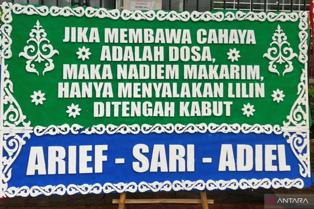 Sidang perdana kasus Nadiem Makarim diwarnai kiriman karangan bunga